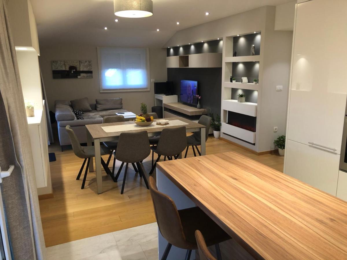 Sunny Apartment Ana Medulin Bagian luar foto
